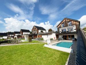 Bazén v ubytování Chalets Petry Spa & Relax nebo v jeho okolí