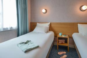 Postel nebo postele na pokoji v ubytování Sure Hotel by Best Western Centre Beaune