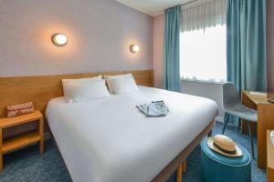 Postel nebo postele na pokoji v ubytování Sure Hotel by Best Western Centre Beaune