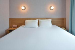 Postel nebo postele na pokoji v ubytování Sure Hotel by Best Western Centre Beaune