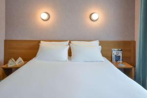 Postel nebo postele na pokoji v ubytování Sure Hotel by Best Western Centre Beaune