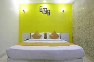Postel nebo postele na pokoji v ubytování Hotel Smart Inn-Near Delhi Airport