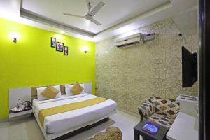 Postel nebo postele na pokoji v ubytování Hotel Smart Inn-Near Delhi Airport