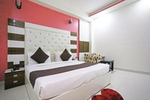 Postel nebo postele na pokoji v ubytování Hotel Smart Inn-Near Delhi Airport