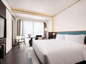 Postel nebo postele na pokoji v ubytování Sofitel Shanghai North Bund