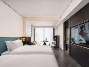 Postel nebo postele na pokoji v ubytování Sofitel Shanghai North Bund