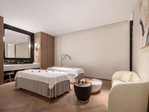 Postel nebo postele na pokoji v ubytování Sofitel Shanghai North Bund