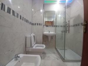 Un baño con inodoro, lavabo y ducha. en Beach Marina Center, en Tánger 6 fotos más