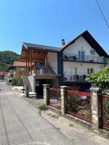 Το κτήριο όπου στεγάζεται  το διαμέρισμα