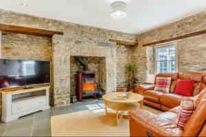 Et tv og/eller underholdning på Beautiful Country Cottage Set In A Stunning Woodland With Parking at 'The Old Cottage Farmhouse'