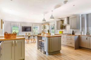 Køkken eller tekøkken på Beautiful Country Cottage Set In A Stunning Woodland With Parking at 'The Old Cottage Farmhouse'