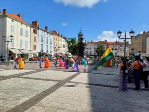a group of people standing on a street holding kites at Appartement hyper-centre Issoire in Issoire +4 photos