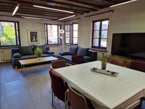 a living room with a table and chairs and a tv at Ferienwohnung Marktblick in Pottenstein