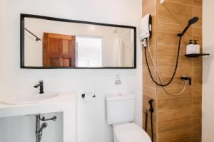 Bathroom sa Blu Monkey Phi Phi Island