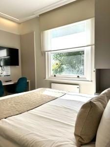 a bedroom with a large white bed and a window at NOX Richmond in Richmond