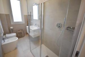 Ένα μπάνιο στο BIANCA Home Holiday a pochi passi dal mare Private Parking +10 φωτογραφίες