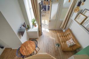 Ruang duduk di Pristine Studio Apartment 5 Min to Sacre Coeur