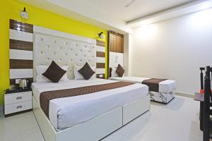 Postel nebo postele na pokoji v ubytování Hotel Smart Inn-Near Delhi Airport