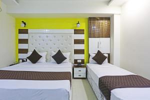 Postel nebo postele na pokoji v ubytování Hotel Smart Inn-Near Delhi Airport