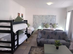 Postel nebo postele na pokoji v ubytování 19 On Kruger Apartments