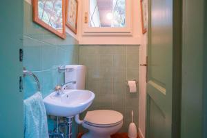 ein kleines Badezimmer mit Toilette und Waschbecken in der Unterkunft Casa Giuliana casa con giardino privato in Orta San Giulio