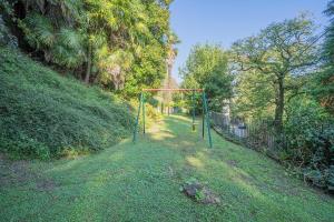 eine Schaukel im Gras auf einem Hügel in der Unterkunft Casa Giuliana casa con giardino privato in Orta San Giulio