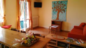 een woonkamer met een tafel met een fruitschaal erop bij B&B I Baloss in Berbenno