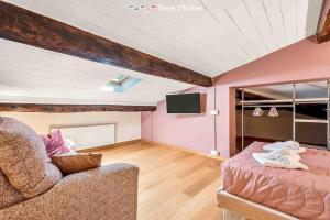 a living room with a couch and a tv at Lover's Lane 2, TerreMarine in Riomaggiore