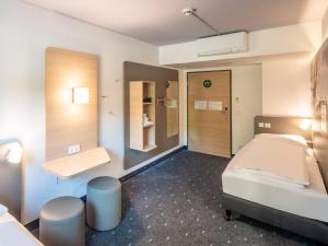 Postel nebo postele na pokoji v ubytování B&B HOTEL Magdeburg-Barleben