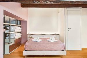 a bedroom with a bed with two towels on it at Lover's Lane 2, TerreMarine in Riomaggiore