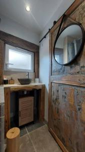 a bathroom with a sink and a mirror on the wall at Maison de campagne proche des Châteaux et Beauval in Selles-sur-Cher