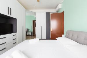 Μια τηλεόραση ή/και κέντρο ψυχαγωγίας στο Corso Lodi Modern Apartment with Balcony