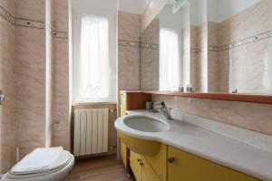 Ένα μπάνιο στο Corso Lodi Modern Apartment with Balcony