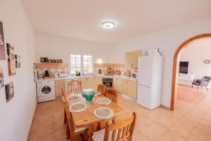 Η κουζίνα ή μικρή κουζίνα στο Casa Amaya - Spacious House with Pool, Large Garden, BBQ, 2 Terraces, and Ideal Location