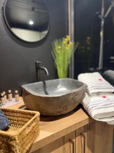 Fotografia z galérie ubytovania Gîtes de charme "l'écrin de Vendée" jacuzzi privatif, piscine chauffée, prestations bien être, vélos, chevaux,à 10 mn de l'océan v destinácii Sallertaine