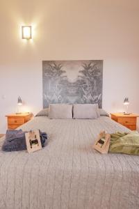 Ένα ή περισσότερα κρεβάτια σε δωμάτιο στο Casa Amaya - Spacious House with Pool, Large Garden, BBQ, 2 Terraces, and Ideal Location