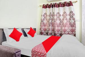 Ένα ή περισσότερα κρεβάτια σε δωμάτιο στο Hotel O Samridhi