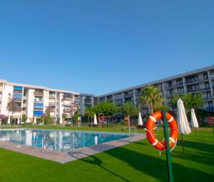 Bazén v ubytování Agaró Cambrils Apartments nebo v jeho okolí
