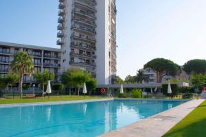 Bazén v ubytování Agaró Cambrils Apartments nebo v jeho okolí + 24 fotografií