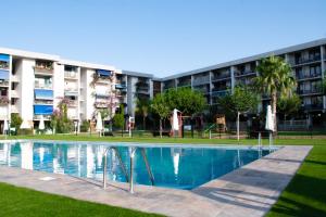 een zwembad voor een gebouw bij Agaró Cambrils Apartments in Cambrils