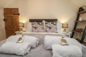 Postel nebo postele na pokoji v ubytování Bumblebee Cottage