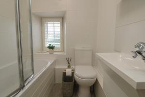 Koupelna v ubytování Bumblebee Cottage + 27 fotografií