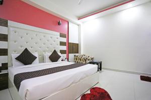 Postel nebo postele na pokoji v ubytování Hotel Smart Inn-Near Delhi Airport