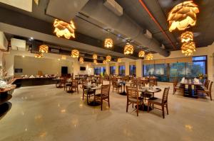 Restaurace v ubytování The Fern Residency, Vadgaon - Talegaon, Pune + 37 fotografií