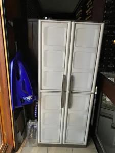 ein weißer Kühlschrank mit vier Türen in einer Küche in der Unterkunft Studio chaleureux à Villarembert, 22 m², proche des pistes in Villarembert