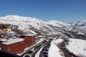 Luftaufnahme eines Gebäudes mit schneebedeckten Bergen in der Unterkunft Studio chaleureux à Villarembert, 22 m², proche des pistes in Villarembert