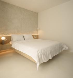 プロブディフにあるHotel Hello Plovdiv - Free Parking and Pet Friendlyの白いベッドルーム(大きな白いベッド付)