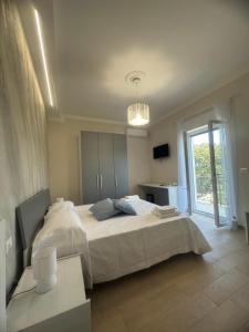 a bedroom with a large bed and a chandelier at Il Rifugio Verde in Caiazzo
