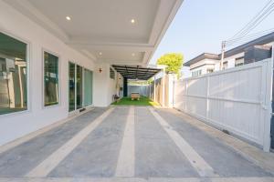 an empty hallway of a building with a fence at Leon Pool Villa Pattaya in Ban Huai Yai