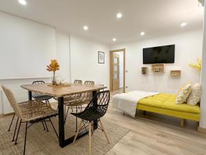 a bedroom with a bed and a table and chairs at Encantador Apartamento junto al Ayuntamiento in Bilbao